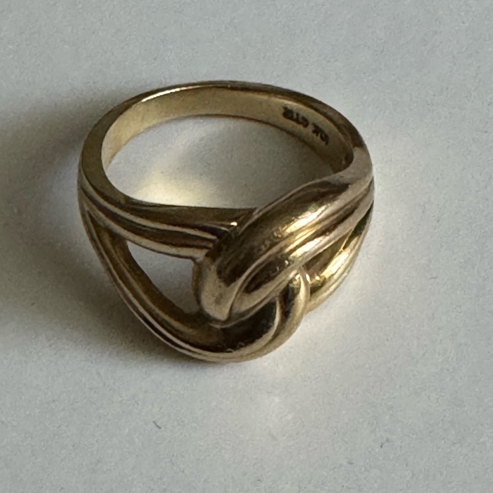 Elegant Gold Knot Ring